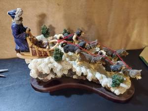 lot 8859 image: Mushing with Snowdogs Figurine