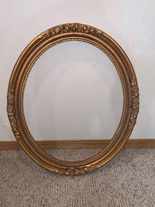 lot 8877 image: Antique Gilded Wood Oval Picture Frame Location Wall