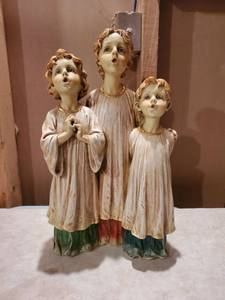 lot 8879 image: 3 Singing Choir Boys Mantle Statue