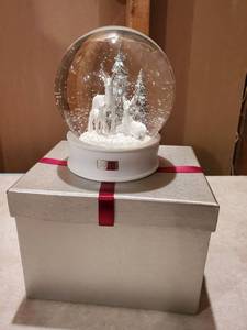lot 8886 image: 2017 Collectible Snowglobe