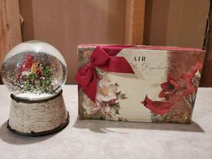 lot 8887 image: Red Cardinal Snowglobe