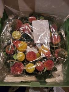 lot 8905 image: Fruit Holiday Wreath