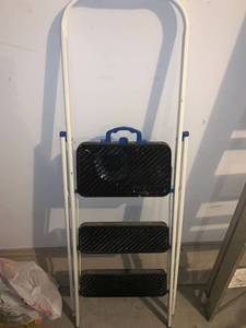 lot 8907 image: 30 Inch Step Ladder Location Garage