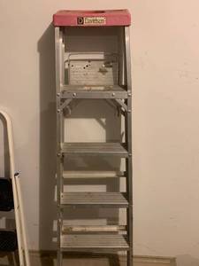 lot 8908 image: Davidson 6 Foot Aluminum Ladder 200 lb Capacity Location Garage