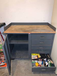 lot 8911 image: Metal 5 Drawer Workbench Location Garage