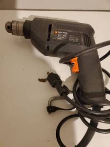 lot 8938 image: Black and Decker 38 Inch Drill .with Key. Tested and Working