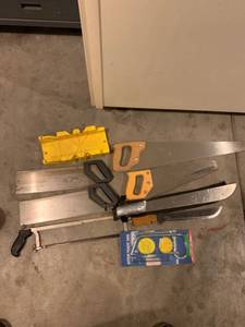 lot 8942 image: Lot of Saws and Machetes Location Garage