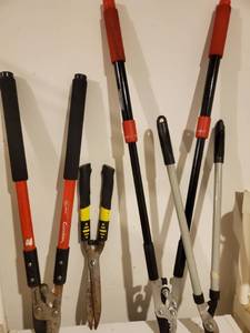 lot 8959 image: Lot of 4 Yard Scissors. Loppers