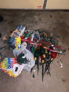 lot 8967 image: Christmas Light Lot Location Garage