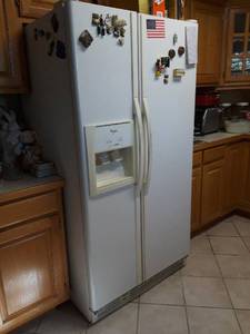 lot 20 image: White Whirlpool Double Door Refrigerator