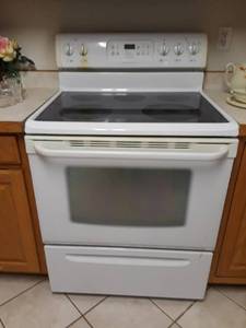 lot 21 image: White Frigidaire Electric Stove
