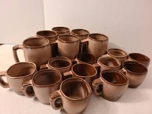 lot 1001 image: Frankoma Mugs 6 LG 11 SM