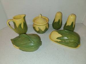 lot 1014 image: Shawnee Corn on the Cob Serving Set
