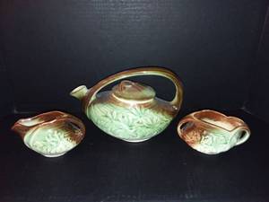 lot 1020 image: McCoy Teapot and Creamer and Sugar Set