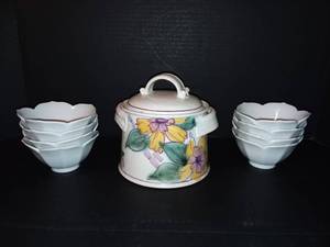 lot 1028 image: Sunflower Pottery Dish and Lid with 8 Flower Bowls