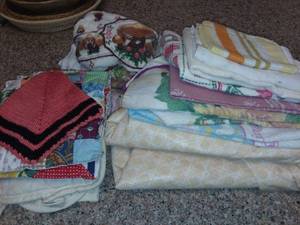 lot 1045 image: Kitchen Linens with Pot Holders