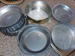 lot 1047 image: Cake and Pie Pans