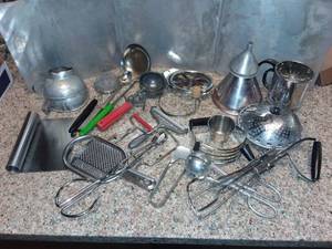 lot 1066 image: Kitchen Utensils