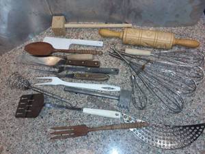 lot 1068 image: Kitchen Utensils