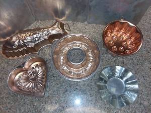 lot 1069 image: Baking Molds