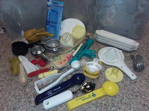 lot 1071 image: Kitchen Utensils