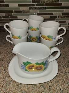 lot 1074 image: Corningware 8 PC Sunflower Set