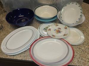 lot 1076 image: Assorted Platters Bowls and Plates