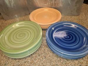 lot 1077 image: Gibson Dinner Plates 16 PC