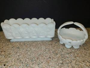 lot 1089 image: Milk Glass