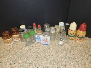 lot 1094 image: Salt and Pepper Shaker Sets
