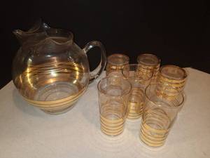 lot 1118 image: Gold Tone Rimmed Pitcher and 6 Glasses