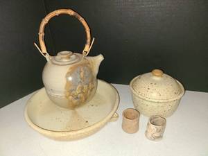 lot 1131 image: Assorted Pottery