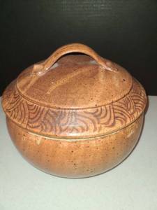 lot 1136 image: Pottery Dutch Oven