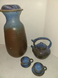 lot 1139 image: Pottery Tea Set