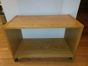 lot 1144 image: Rolling TV Cart 19 x 29 x 16 in