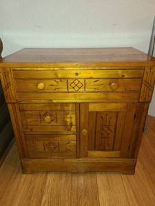lot 1153 image: Wood 3 Drawer 1 Cabinet Table 28 x 29 x 18 in