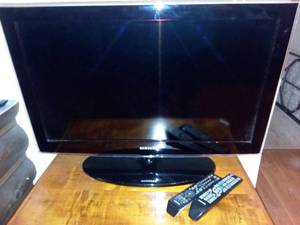 lot 1154 image: Samsung 32 in Flatscreen TV with 2 Remotes
