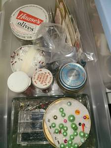lot 2025 image: Assorted Sewing Accessories