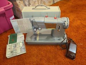 lot 2100 image: Singer Sewing Machine