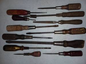 lot 3040 image: Assorted Wood Handle Screwdrivers