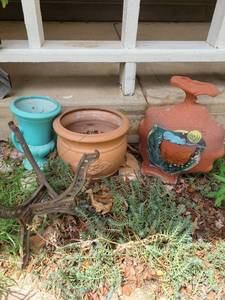 lot 4001 image: Flower Pots - 3 pots and 1 stand. tallest is 15 inches tall
