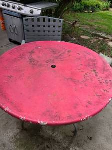 lot 4025 image: Table and 1 chair