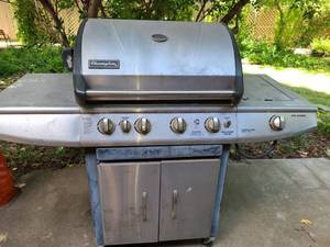 lot 4031 image: CHARMGLOW BBQ Grill