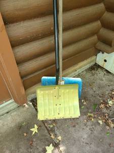 lot 4032 image: Snow Shovels