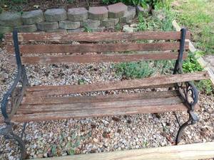 lot 4038 image: Lawn Decor Garden Bench.