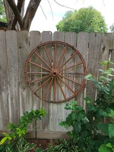 lot 4047 image: Wagon wheel  Lawn Decor