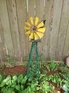 lot 4054 image: Lawn Decor Miniature Windmill 51 inches tall