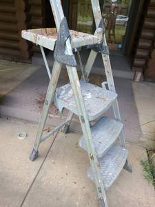 lot 4061 image: Step Ladder Plastic 5ft tall