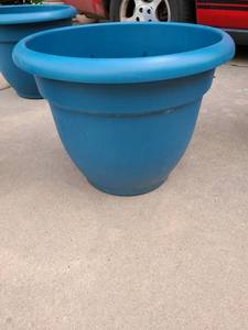 lot 4064 image: Flower Pot Large Pot. 18 tall x 21 in diameter