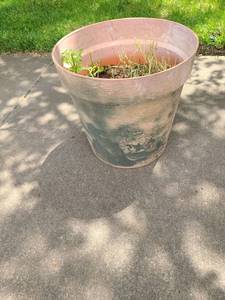 lot 4068 image: Flower Pot 15 tall x 15 in diameter